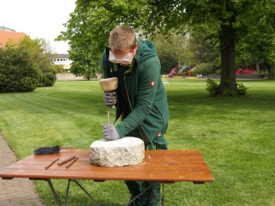 Sven Hauck, Fachmann im Garten- und Landschaftsbau, zeigt im Rahmen der Pflanzentage, dass zu seinem Beruf etwa auch die Steinmetzarbeit gehört.